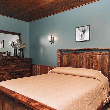 Sojourner'S Lodge & Log Cabin Suites Dundee Exterior photo
