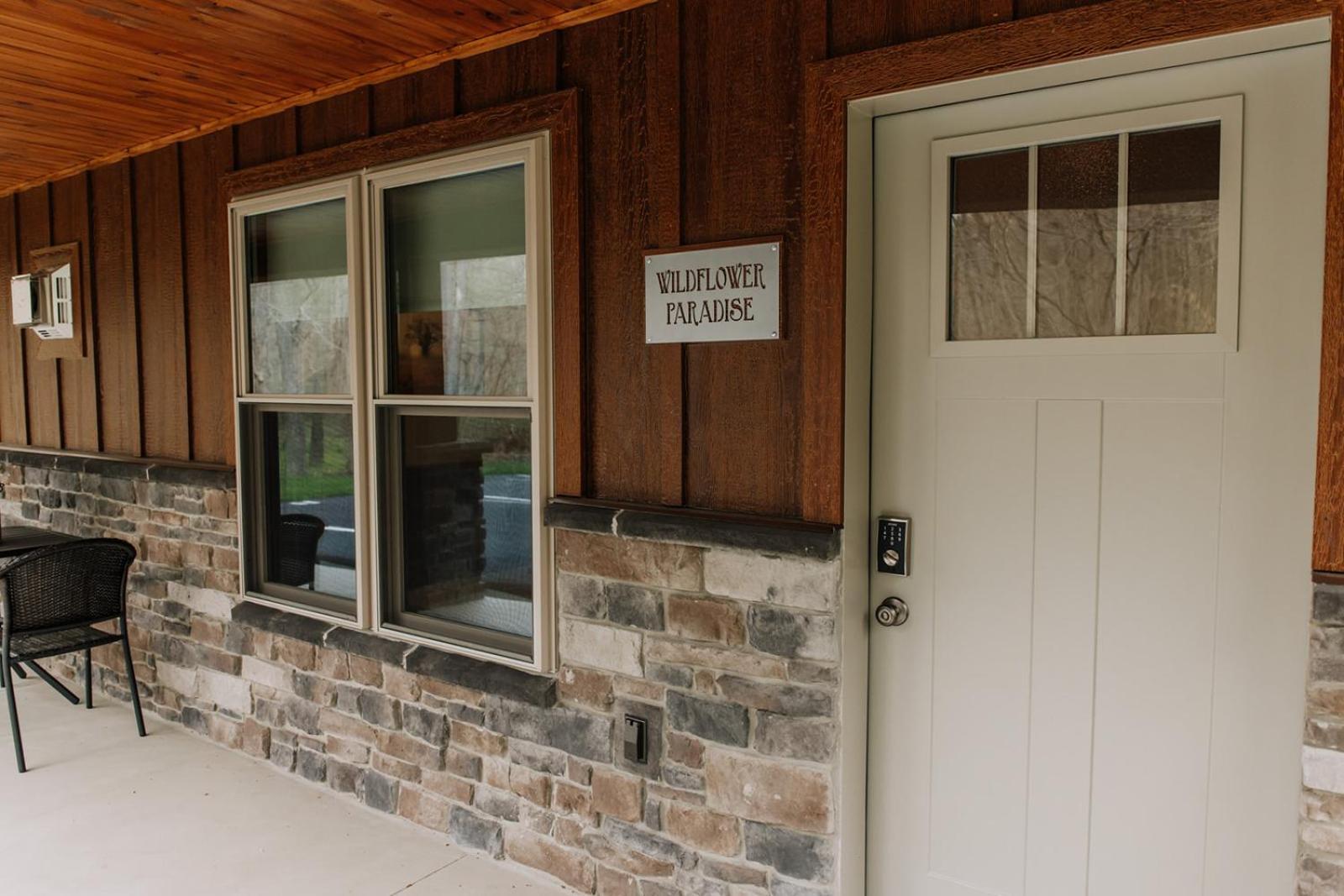 Sojourner'S Lodge & Log Cabin Suites Dundee Exterior photo